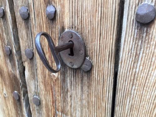 a metal door latch on a wooden door at Ca na Francina in Valldemossa