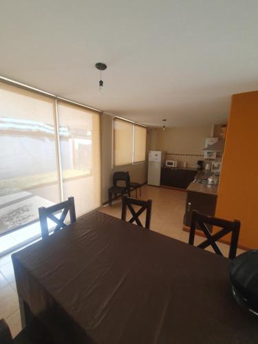 Η κουζίνα ή μικρή κουζίνα στο Alq Toba- Hermoso Duplex en Bajo la Viña