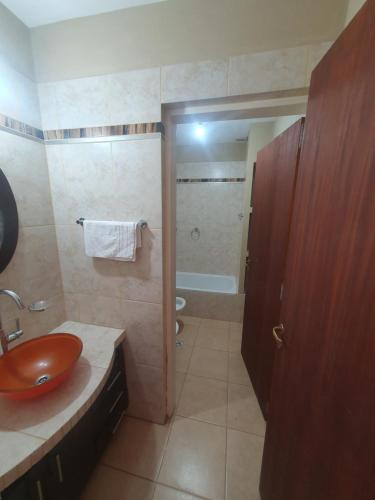 a bathroom with a red sink and a shower at Alq Toba- Hermoso Duplex en Bajo la Viña in San Salvador de Jujuy