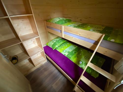 Litera o literas en una habitación de Wooden lodge with jacuzzi
