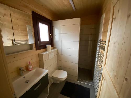 Un baño de Wooden lodge with jacuzzi