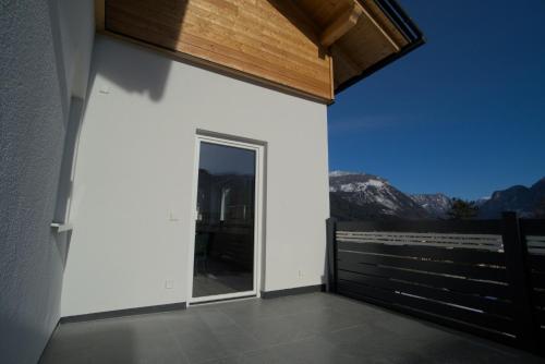 a room with a white wall and a window at Dangos Mountainview Gosau in Gosau