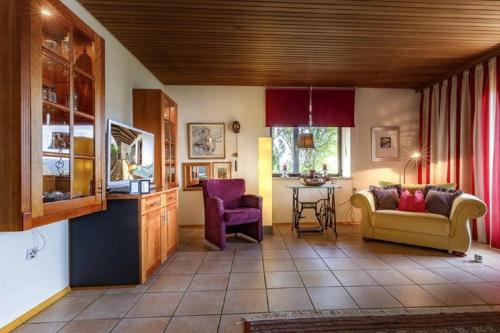 ein Wohnzimmer mit einem Sofa und einem Tisch in der Unterkunft Landhaus Keller in Bischofsmais