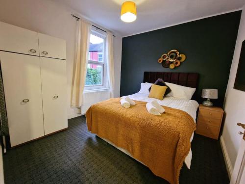 a bedroom with a bed with two towels on it at Stunning 3 bedroom near NG Hospital in Sheffield