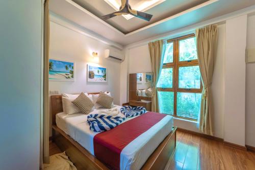 Кровать или кровати в номере Ocean Lilly Inn