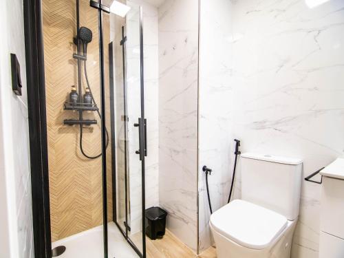 a bathroom with a shower and a toilet at tuGuest Avenida Madrid in Granada