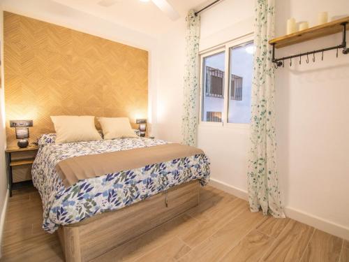 een slaapkamer met een bed en een raam bij tuGuest Avenida Madrid in Granada