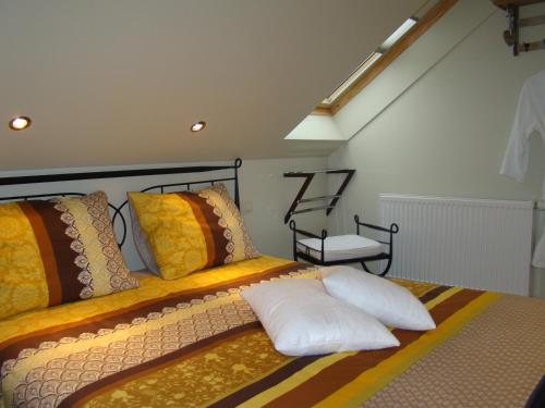 a bedroom with two beds with pillows at B&B Sogni d'oro in Lovendegem