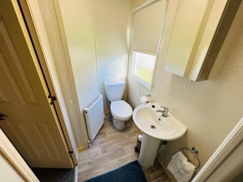 La petite salle de bains est pourvue de toilettes et d'un lavabo. dans l'établissement 3 Bedroom Caravan KG37, Dog Friendly, Shanklin, Isle of Wight, à Shanklin
