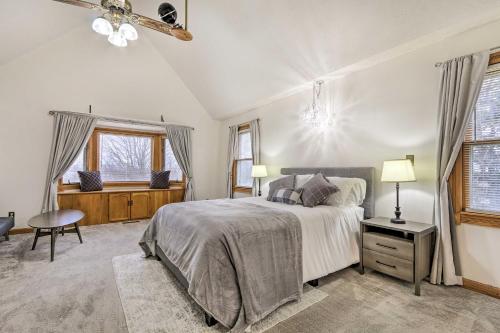 - une chambre avec un lit, un bureau et des fenêtres dans l'établissement 5-Acre Vacation Home with Woods and Hiking Ground, à Pickerington