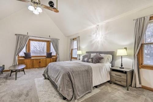 una camera da letto con un letto, una scrivania e finestre di Farmhouse on 5 Wooded Acres with Hiking On-Site! a Pickerington
