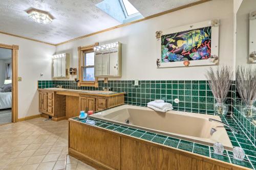un ampio bagno con vasca e lavandino di Farmhouse on 5 Wooded Acres with Hiking On-Site! a Pickerington