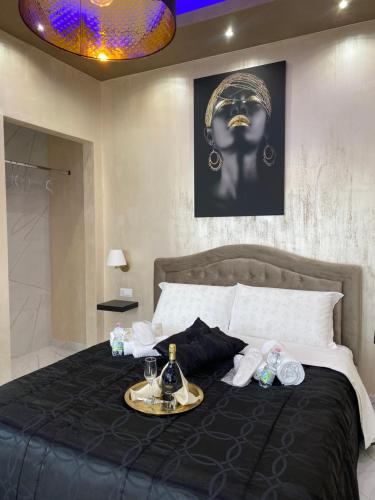 LE CAMERE Luxury Rooms SIRACUSA في سيراكوزا: غرفة نوم مع سرير عليه صينية