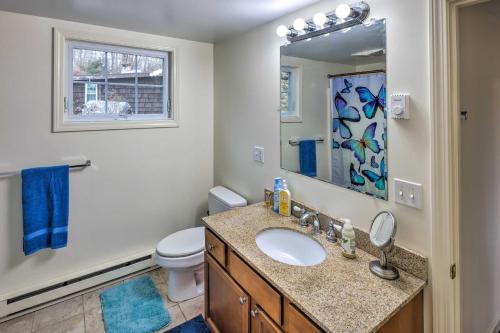 Bathroom sa Waterfront Retreat with Boat Dock and Fire Pit!