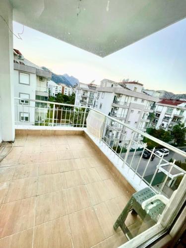 - Balcón con silla y algunos edificios en Lotus en Antalya