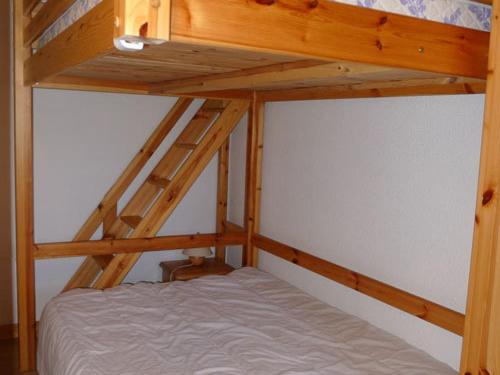- un lit superposé avec une échelle au-dessus dans l'établissement Appartement Cosy 2 Pièces avec Terrasse - Résidence Le Marolie, Samoëns - FR-1-629-72, à Samoëns