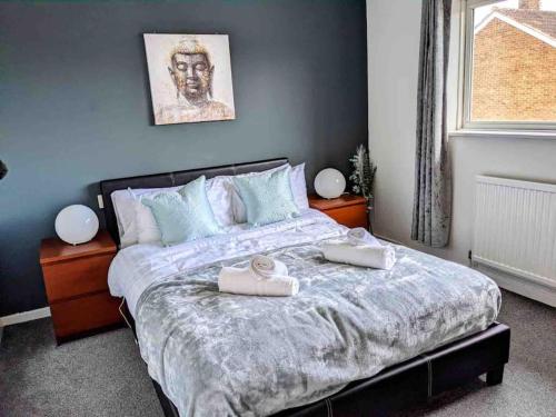 Handsworth的住宿－Hidden Gem !Stunning 3 bedroom home in Sheffield，一间卧室配有一张床,上面有两条毛巾
