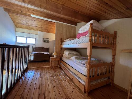 - une chambre avec 2 lits superposés dans une cabine dans l'établissement Charmant pavillon 6 pers, 250m plage, véranda, jardin, parking, barbecue, prox commerces - FR-1-701-8, à Valras-Plage