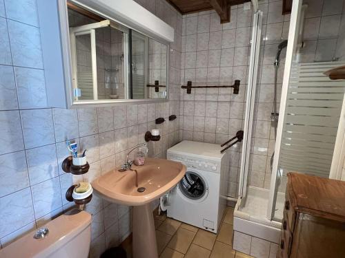 a bathroom with a sink and a washing machine at Appartement Valras-Plage, 2 pièces, 6 personnes - FR-1-701-8 in Valras-Plage