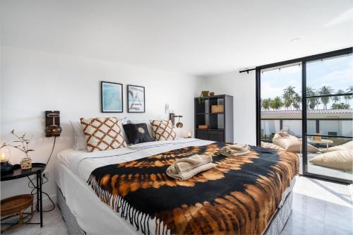 - une chambre avec un lit doté d'une couverture animale dans l'établissement Manao Pool Villa 3 - 5 Mins Walk To The Beach, à Ko Lanta