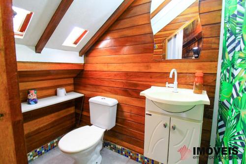 a bathroom with a toilet and a sink at A casa Girassol in Campos do Jordão