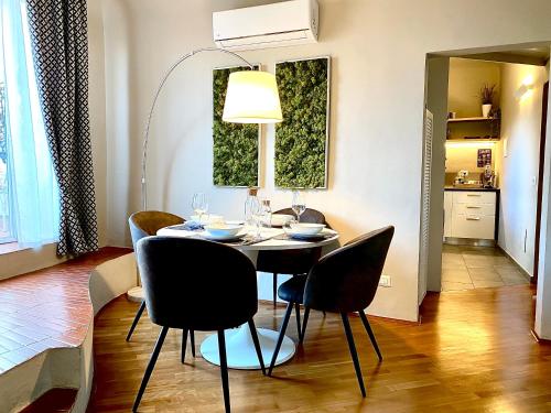 佛羅倫斯的住宿－The View Of Sangiorgio，用餐室配有桌椅和台灯