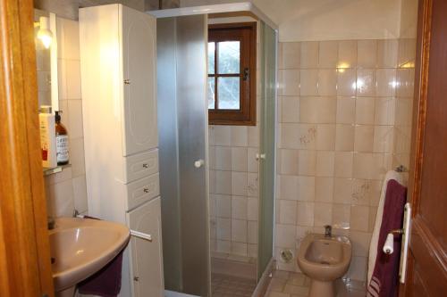 a bathroom with a sink and a toilet at Le mas de Lucien entre Arles, Nimes, Avignon. in Beaucaire