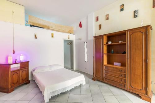 1 dormitorio con 1 cama y armario de madera en Essenza Holiday House - Florence - By HOST4U, en Florencia