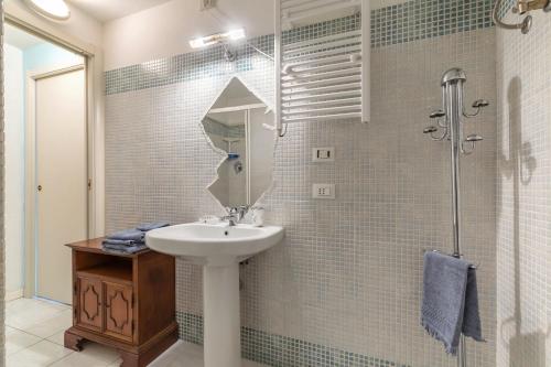 y baño con lavabo y ducha. en Essenza Holiday House - Florence - By HOST4U, en Florencia
