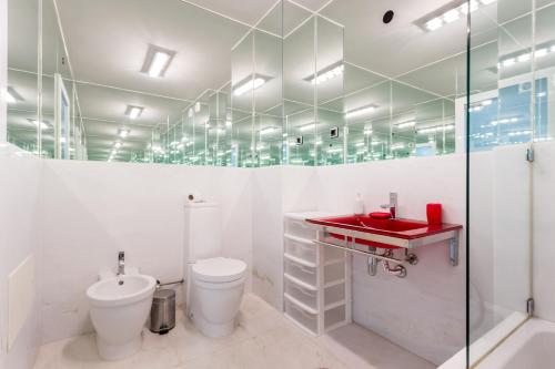 y baño con aseo, lavabo y ducha. en Fabrica da Ribeira Apartment by Seewest, en Lagos