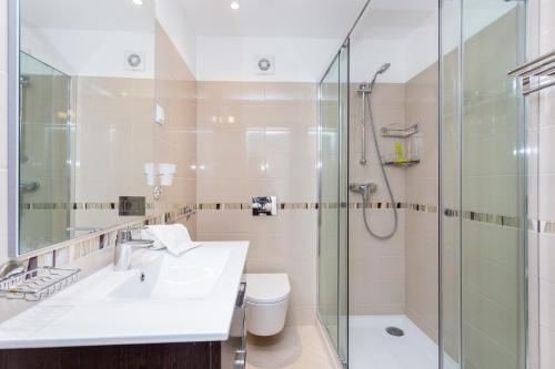 y baño con lavabo y ducha. en Falesia Apartment by Seewest, en Lagos
