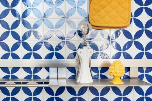 a kitchen counter with blue and white tiles at Villa LAVINIA MARE E PISCINA PRIVATA in Plaia Grande