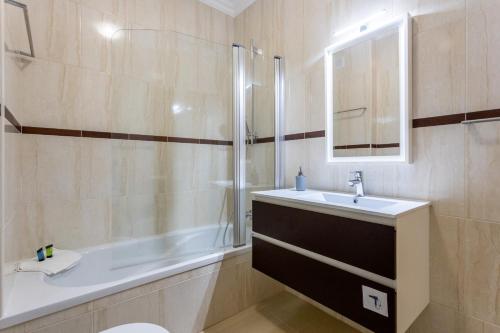 uma casa de banho com um lavatório, um WC e um chuveiro em Horizon Apartment by Seewest em Lagos