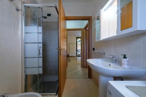 Et badeværelse på Leone - Family Friendly House