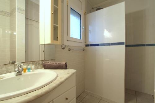 un bagno con lavandino e doccia di LEON INMO Apartment Bella - 10412 a Empuriabrava