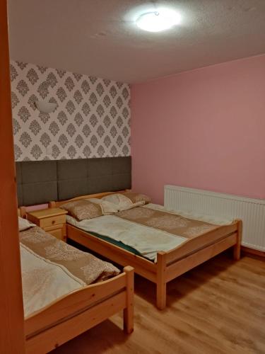 Ένα ή περισσότερα κρεβάτια σε δωμάτιο στο Pokoje i apartamenty u Bartka
