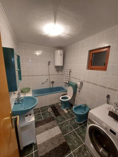 A bathroom at Vikendica Mostar
