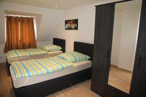 Ένα ή περισσότερα κρεβάτια σε δωμάτιο στο Ferienwohnung Kassel - 2
