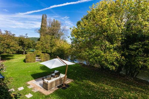 Stunning 2-Bed restored House privert river view
