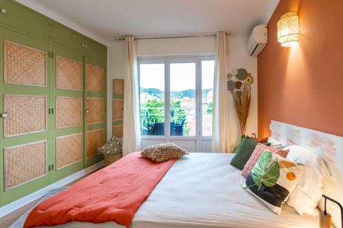 une chambre avec un grand lit avec une fenêtre dans l'établissement C5 - 2 BDR Blvd Carnot - 10 min Palais - AC & Terrace Sea View, à Cannes