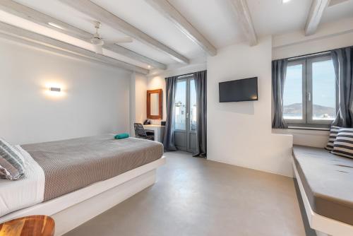 Postel nebo postele na pokoji v ubytování Paros Cape Suites