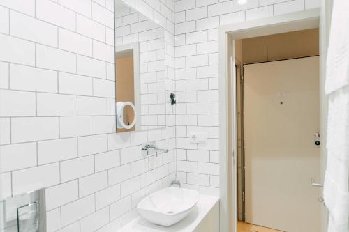 ein weißes Bad mit einem WC und einem Waschbecken in der Unterkunft Casa Burguesa Rua do Almada - Porto city center in Porto