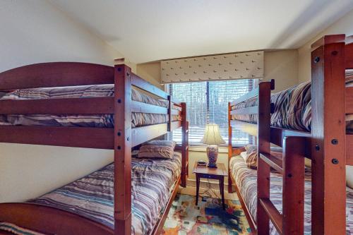 1 dormitorio con 2 literas y ventana en Mountain Lake Getaway (B101), en Twin Beaches