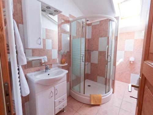 ein Bad mit einer Dusche und einem Waschbecken in der Unterkunft Mária-lak Zalakaros in Zalakaros