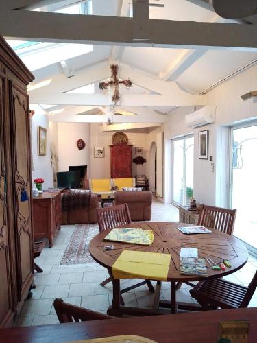 ein Wohnzimmer mit einem Tisch und einem Sofa in der Unterkunft Villa Arcachon in Arcachon