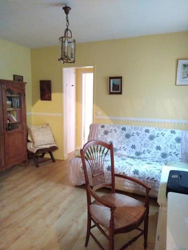 ein Schlafzimmer mit einem Bett, einem Stuhl und einem Tisch in der Unterkunft Villa Arcachon in Arcachon