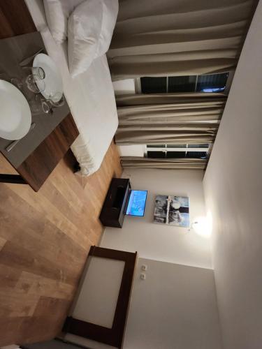 einen Blick über ein Zimmer mit einem Bett und einem Fenster in der Unterkunft Studio cozy centre ville rdc in Bar-le-Duc