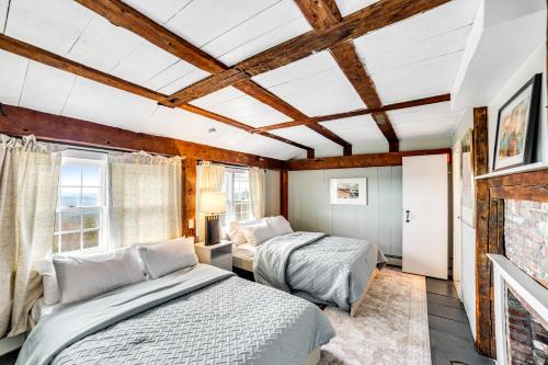 2 bedden in een kamer met houten plafonds bij Cooper Hill Hideout in East Dover