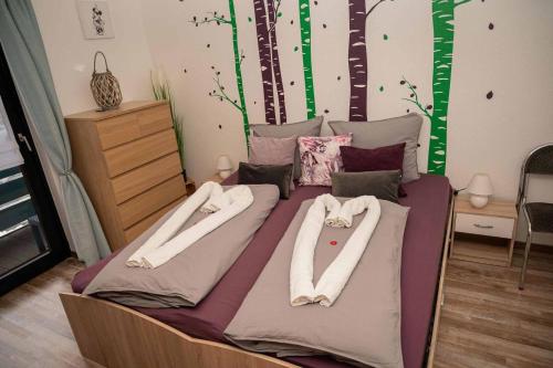 1 dormitorio con 1 cama con 2 toallas en Ferienwohnung Winklworld inklusive aktivCARD en Sankt Englmar