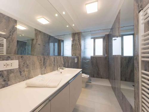 een badkamer met een wastafel, een douche en een toilet bij Apartments in Lignano Sabbiadoro 31391 in Lignano Sabbiadoro